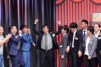 結果発表の場面でボケを放り込むロシアンモンキーすーなか（中央）。