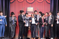 結果発表の場面でボケを放り込むトレンディエンジェル斉藤（中央）。