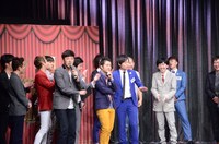 1位の発表直前にボケを放り込んだ和牛・水田（中央）。