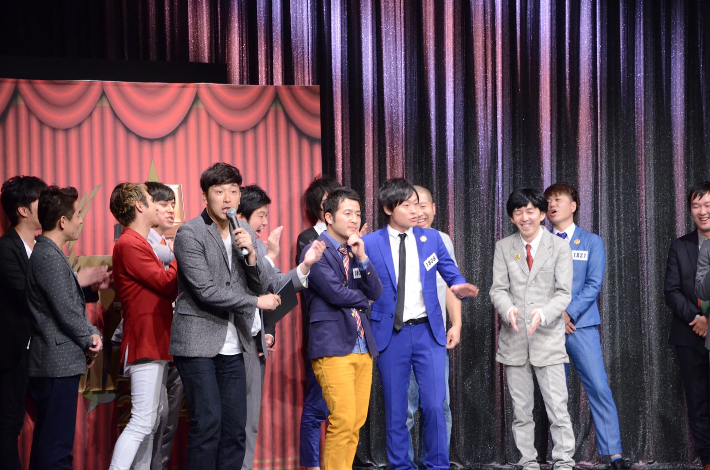 1位の発表直前にボケを放り込んだ和牛・水田（中央）。