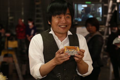 「選TAXI」特製ミニカーを手にするバカリズム。(c)関西テレビ