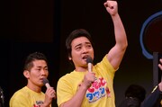 エハラマサヒロとの試打対決で勝利を収めたジャングルポケット斉藤（中央）。