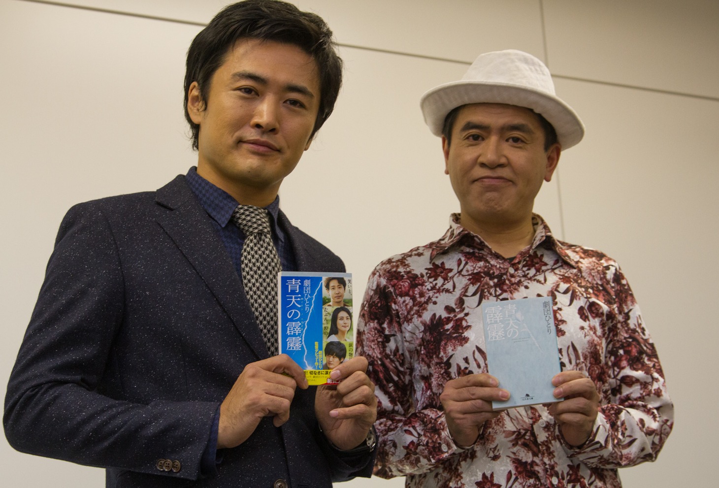 「青天の霹靂」のオーディオブック制作発表記者会見に登場した劇団ひとり、金谷ヒデユキ（左から）