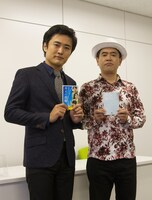 「青天の霹靂」のオーディオブック制作発表記者会見に登場した劇団ひとり、金谷ヒデユキ（左から）