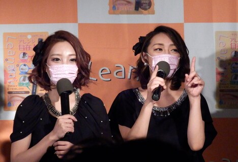 ざわちんとざわちんのモノマネメイクに挑戦したみかん（右）。