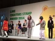 朱美ちゃん3号の可動性に驚くみうらじゅん（中央）。