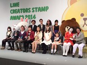 「LINE Creators Stamp AWARD 2014」フォトセッションに参加した日本エレキテル連合（前列右から2人）ら。