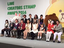 「LINE Creators Stamp AWARD 2014」フォトセッションに参加した日本エレキテル連合（前列右から2人）ら。