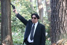 「素敵な選TAXI」の劇中ドラマ「犯罪刑事」に登場するバナナマン日村。(c)関西テレビ