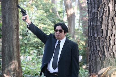 「素敵な選TAXI」の劇中ドラマ「犯罪刑事」に登場するバナナマン日村。(c)関西テレビ