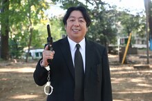 「素敵な選TAXI」の劇中ドラマ「犯罪刑事」に登場するバナナマン日村。(c)関西テレビ