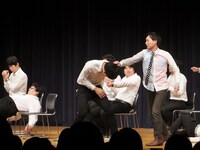 ボールを投げ込まれ、ぐりんぴーす落合を怒る隣のおじさんことマシンガンズ滝沢。