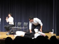 狙撃されたギャルズを助けられず悔やむ平子。