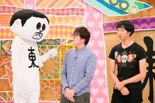 ネタ番組「前略、西東さん」に出演するラバーガール（右）と、番組キャラクターの西東（さいとう）さん。(c)CTV