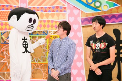 ネタ番組「前略、西東さん」に出演するラバーガール（右）と、番組キャラクターの西東（さいとう）さん。(c)CTV