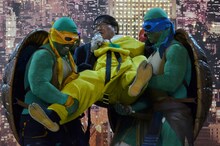 逆バンジーの立ち位置まで運ばれるカンニング竹山。