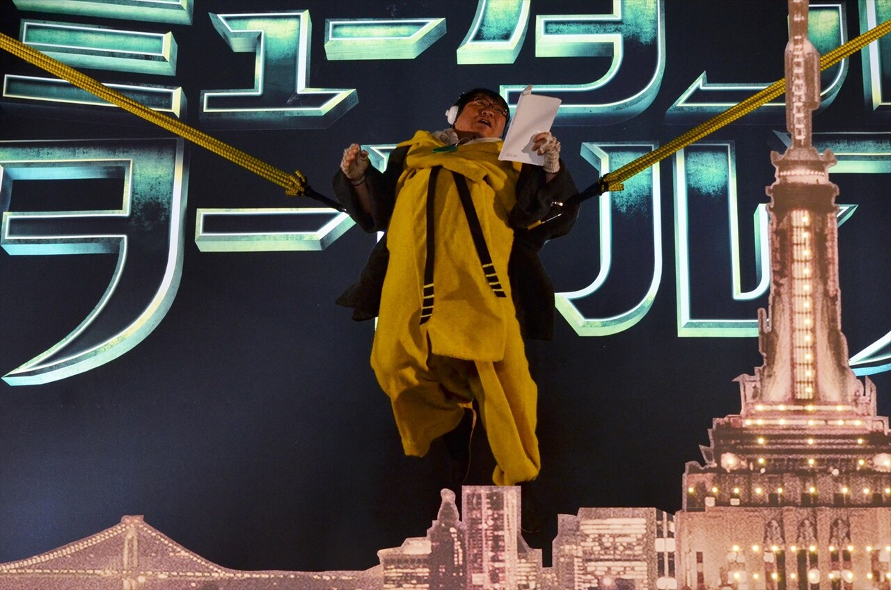 逆バンジーしながらのアフレコに挑むカンニング竹山。