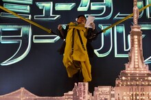 逆バンジーしながらのアフレコに挑むカンニング竹山。