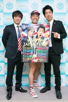 アメリカ公演の報告会見を行ったテンダラー白川、司会のなかやまきんに君、テンダラー浜本。（左から）