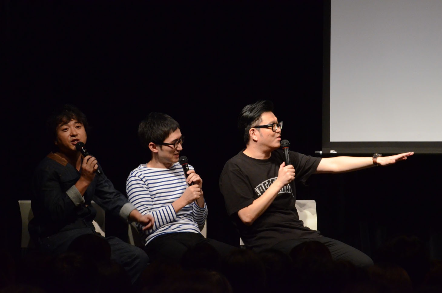 ストップを入れるシソンヌ長谷川（右）。
