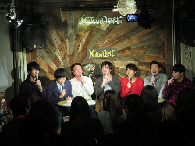 「鬼ヶ島DVD発売記念サイン＆握手会＋巨匠キングオブコントFINAL進出祝賀会＋ただのザンゼンジによるオールナイトトークライブ」オープニングのザンゼンジ、鬼ヶ島、巨匠（左から）。