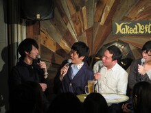 久しぶりに会ったザンゼンジ三福（左）のカッコよさに驚く鬼ヶ島・アイアム野田（右から2番目）。