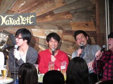 巨匠・岡野（右から2番目）の天狗ぶりを明かす鬼ヶ島おおかわら（左）。