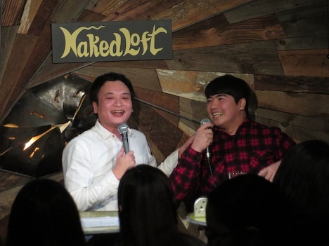 こだわりの料理について語る巨匠・本田(右)と圧倒されるアイアム野田(左)。