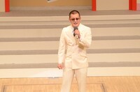 応援ゲストとして現れ「兄弟船」を歌う、栃木一郎ことU字工事・益子。