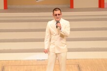 応援ゲストとして現れ「兄弟船」を歌う、栃木一郎ことU字工事・益子。