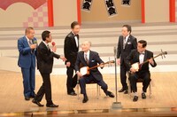 「かくし芸対決」のコーナーでネタを披露するししょ組。