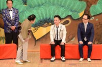 ホンキートンクにお祝いの言葉をかける内海桂子（左）。