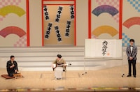 「師匠VS超若手軍団」のコーナーでネタを披露する内海桂子（中央）。