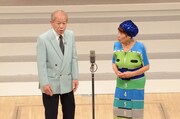 「師匠VS超若手軍団」のコーナーでネタを披露する昭和こいるとあした順子。