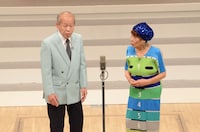 「師匠VS超若手軍団」のコーナーでネタを披露する昭和こいるとあした順子。