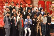 「日清食品 THE MANZAI 2014」の決勝進出11組とMCのナインティナイン、スペシャルサポーターの指原莉乃。