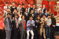 「日清食品 THE MANZAI 2014」の決勝進出11組とMCのナインティナイン、スペシャルサポーターの指原莉乃。