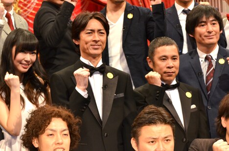 MCのナインティナイン（中央）と、博多華丸・大吉の大吉（右）、指原莉乃（左）。