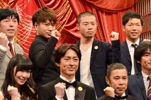 （後方左から）二丁拳銃、アキナ。