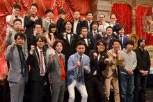 「日清食品 THE MANZAI 2014」の決勝進出11組とMCのナインティナイン、スペシャルサポーターの指原莉乃。