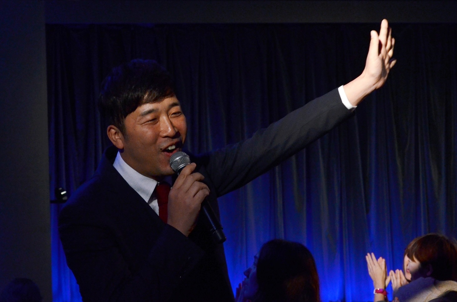 客席から登場した、あべこうじ。