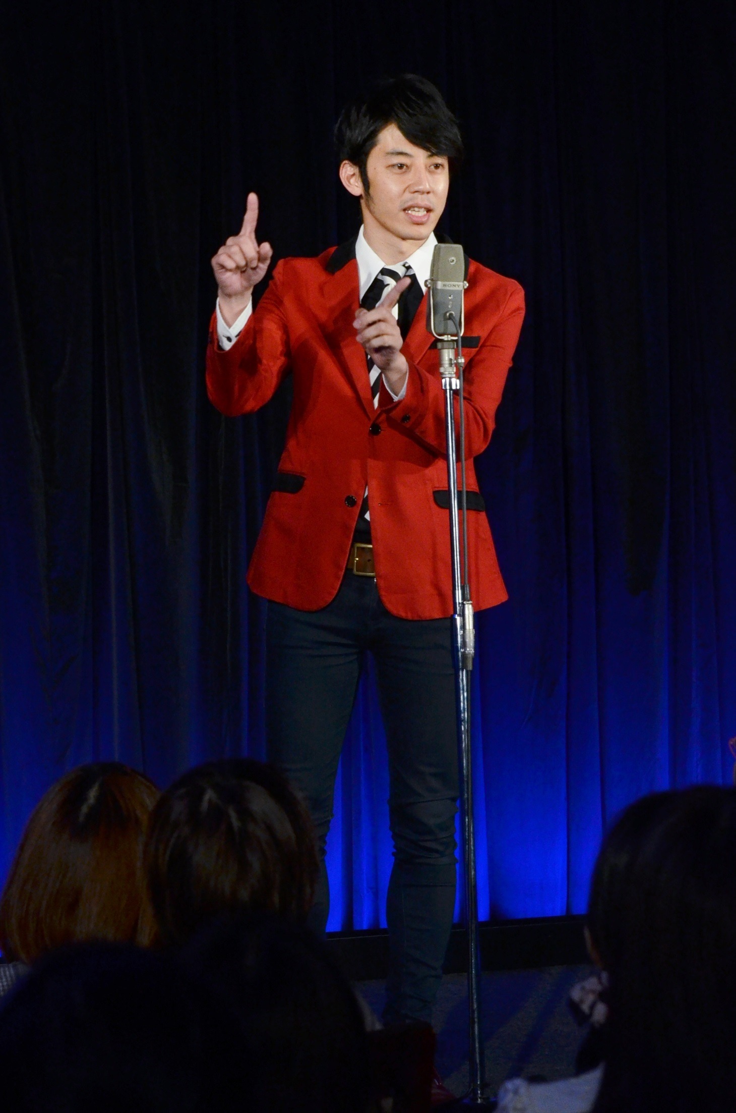 1人しゃべりの「Stand-Up One-Man Talk Show」に出演する、キングコング西野。