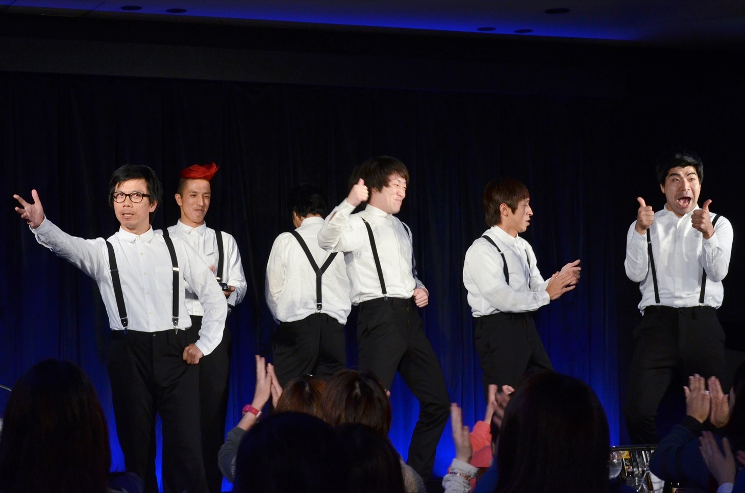 即興コントショー「The Second City Japan Show」に出演する、TeamBのメンバー。