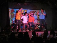 「東京砂漠」でこぶしを突き上げるA。