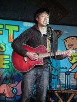 Aに会いたくて、いるはずもないのに向かいのホームや路地裏の窓をさがした山崎まさわるし。