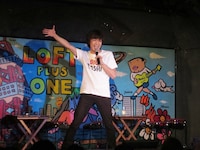 舞台を目一杯使って完璧なダンスを見せる高佐俊彦。