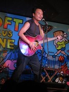 1人で登場したアイアム谷村。歌の最中にベーヤンがさらわれたことが判明。