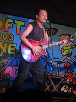 1人で登場したアイアム谷村。歌の最中にベーヤンがさらわれたことが判明。