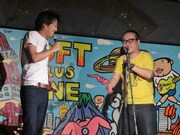 マイクをビーチフラッグと間違える反らない町ひくし(左)。