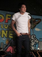 ドラマ「ビーチボーイズ」の名シーンを再現しながら歌う反らない町ひくし。